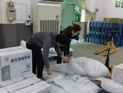 手動液壓搬運車轉運連花清瘟顆粒，為防疫保障助力