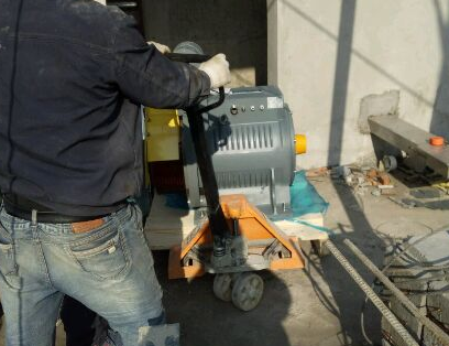 手動液壓搬運車助力電梯電機(jī)安裝運輸工作